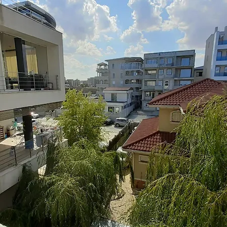 La Promenada Langa White Titanic * Năvodari