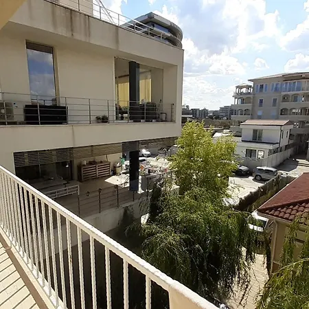 La Promenada Langa White Titanic Năvodari