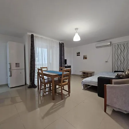 La Promenada Langa White Titanic Năvodari