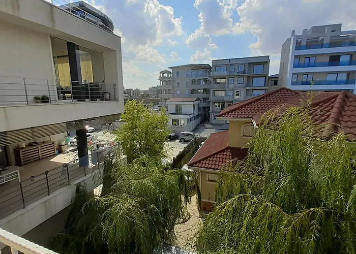 La Promenada Langa White Titanic * Năvodari