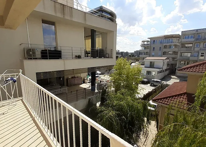 La Promenada Langa White Titanic Năvodari