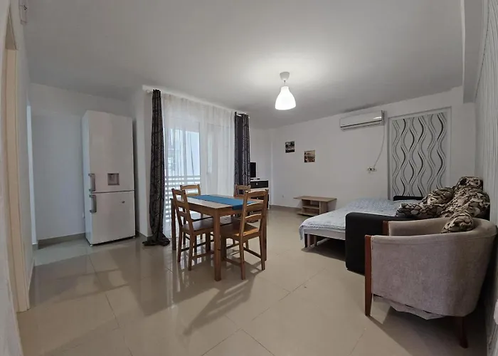 La Promenada Langa White Titanic Năvodari